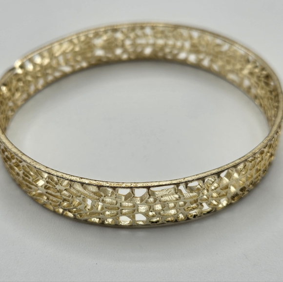 KENDRA SCOTT Filagree Style Bangle Braclet Gold Plated Dust Bag Included - Picture 2 of 7